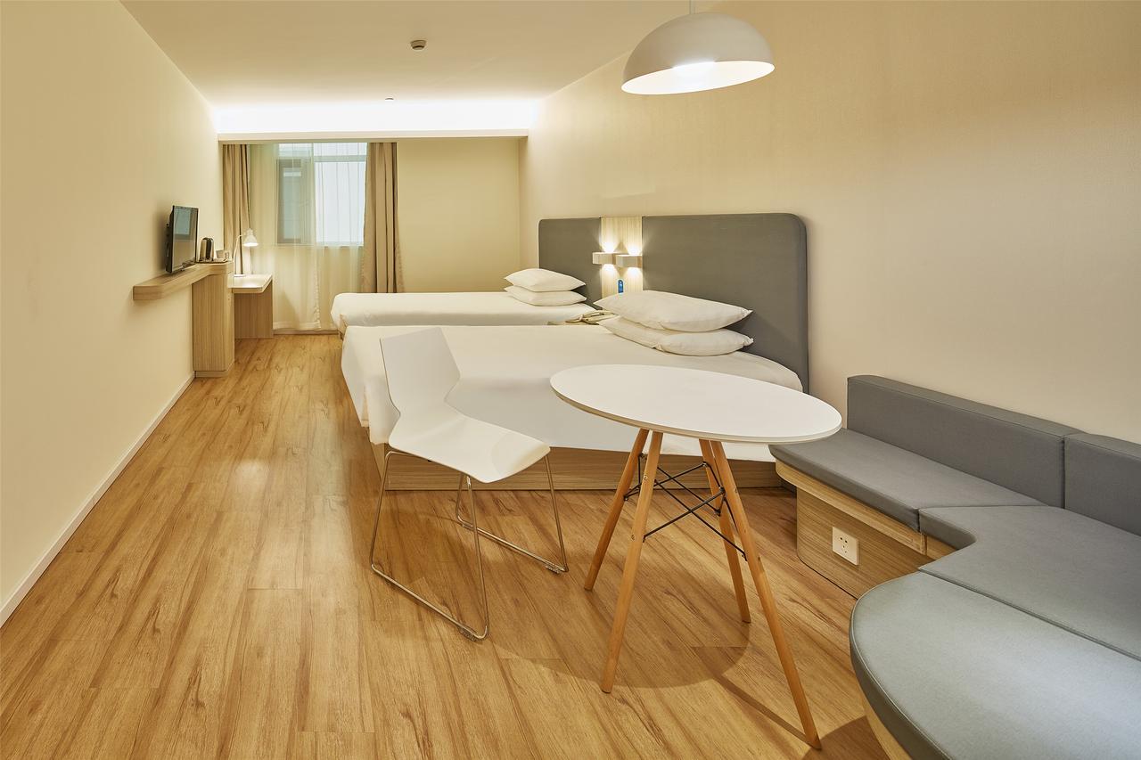 Hotel Hanting Hongqiao Hub Railway Station 2*