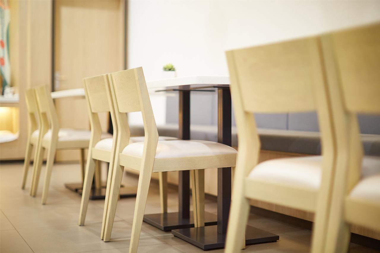 Hanting Hongqiao Hub Railway Station Hotel 2*