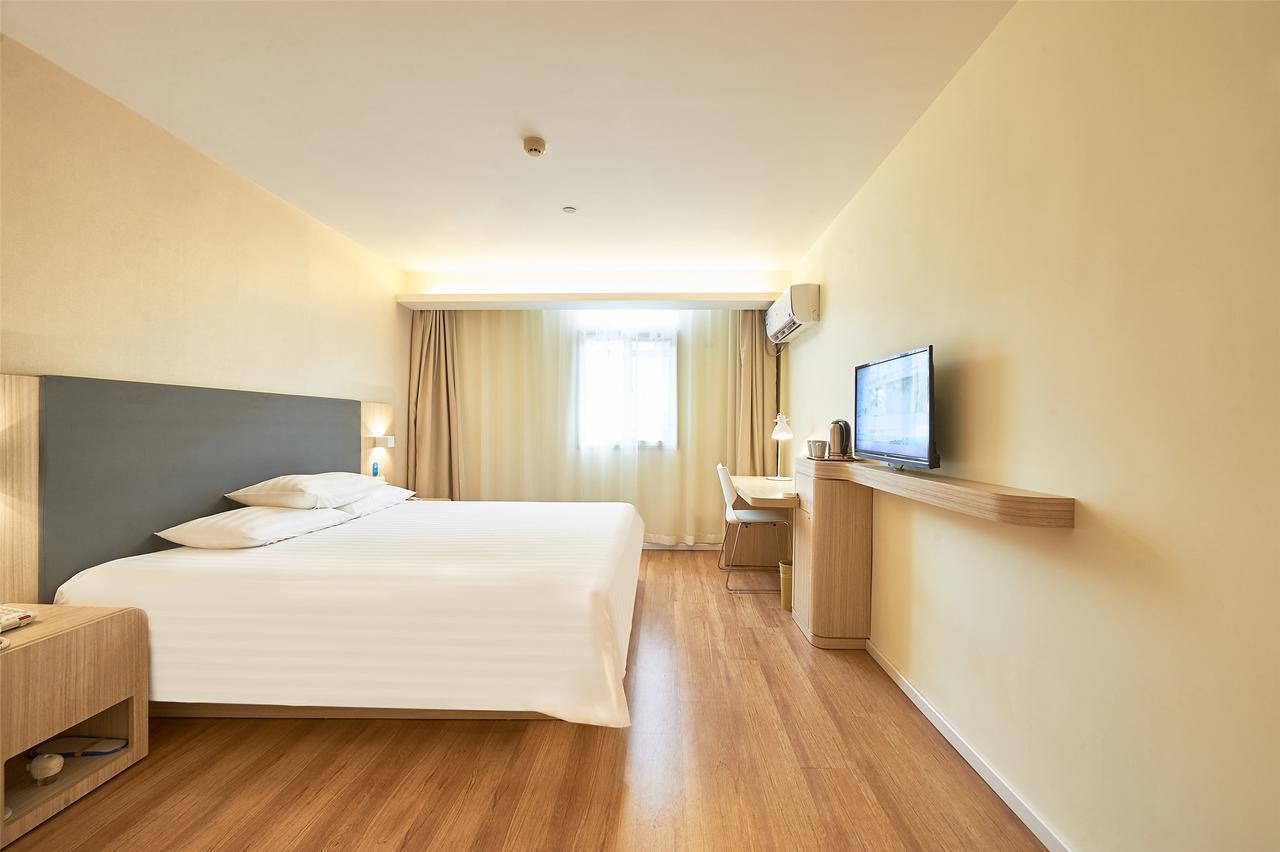 Hanting Hongqiao Hub Railway Station Hotel 2*